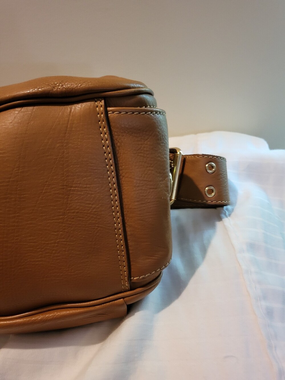 Marc Jacobs Tan Leather Shoulder Bag - Classic Buckle Detail - Picture 4 of 13